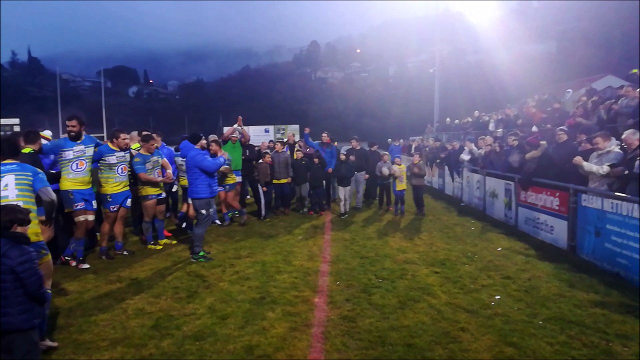 Rugby : les joueurs du RCAV fêtent la victoire avec leur public