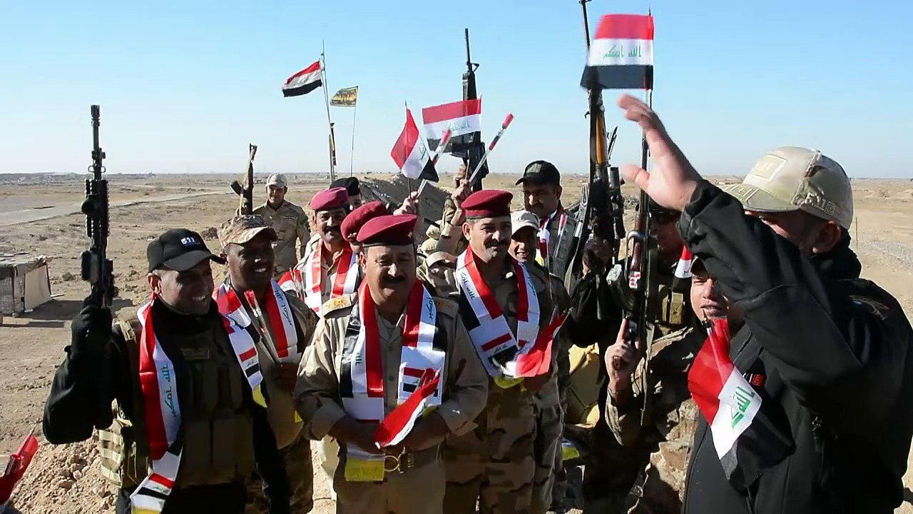 Des soldats irakiens fêtent la victoire sur l'EI