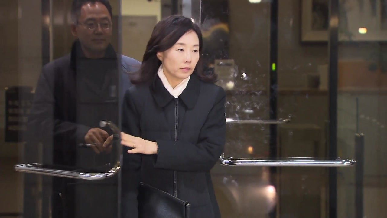 '국정원 특활비' 조윤선, 석방 넉 달 만에 17시간 검찰 조사 / YTN