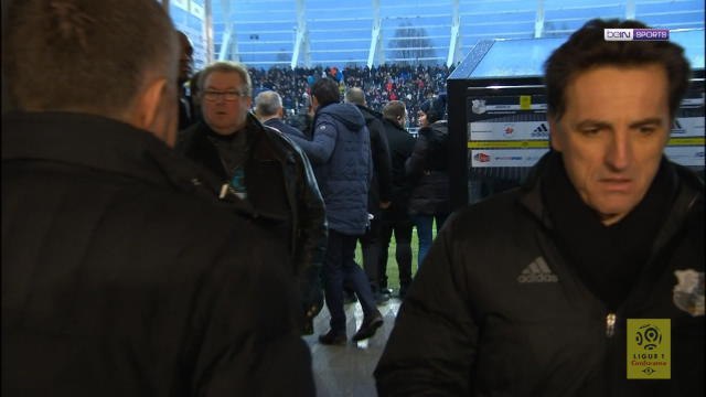 Lyon leave it late to beat Amiens 2-1