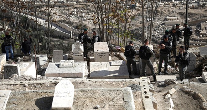 İsrail Polisi, Tarihi Müslüman Mezarlığına Baskın Düzenleyerek Ağaçları Kesti