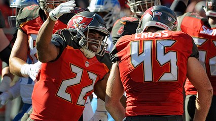 Doug Martin plows in for 1-yard TD
