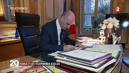 Éducation : les téléphones exclus des écoles et des collèges en 2018