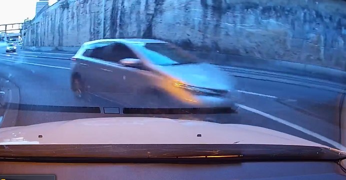 Near Collision as Car Turns Into Oncoming Traffic Near Woolloomooloo, Sydney