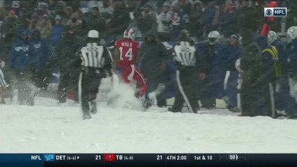 Joe Webb rushes for 9 yards and picks up first down