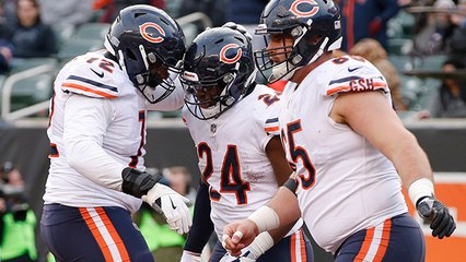 Jordan Howard launches himself across goal line for an 8-yard touchdown