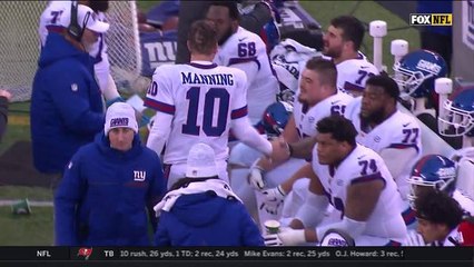 Eli high-fives offense on the bench after Giants forced to punt
