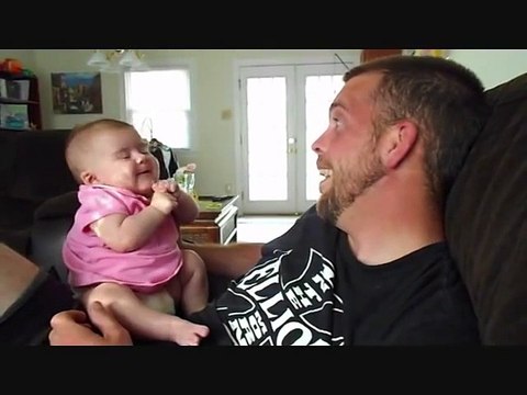 Quand ton bébé essaie de te dire Je t'aime... Trop mignon