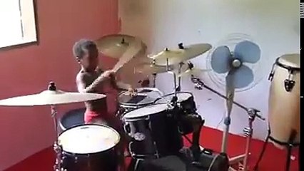 Incroyable  ! Un enfant Kamit nous émerveille à la batterie