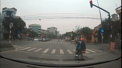 Video: Xe bán tải tông bay ô tô dừng chờ đèn đỏ