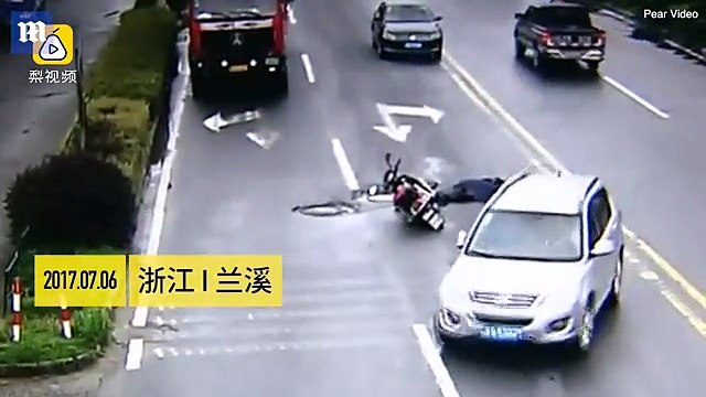 Thoát chết dưới bánh xe nhờ đội mũ bảo hiểm