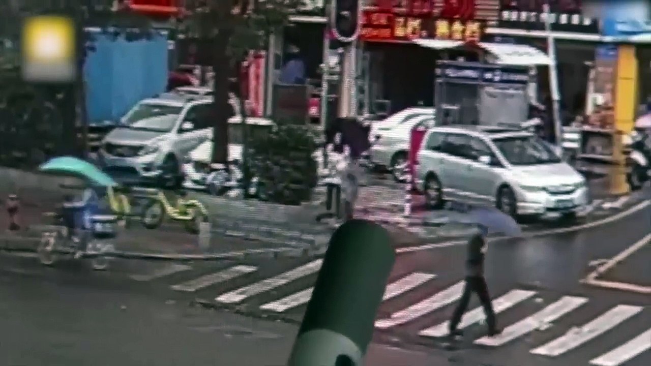 Tên cướp giật điện thoại xong chạy nhầm vào đồn cảnh sát