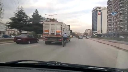 Canını Hiçe Saydı, Bisikletiyle Tırın Arkasına Takıldı