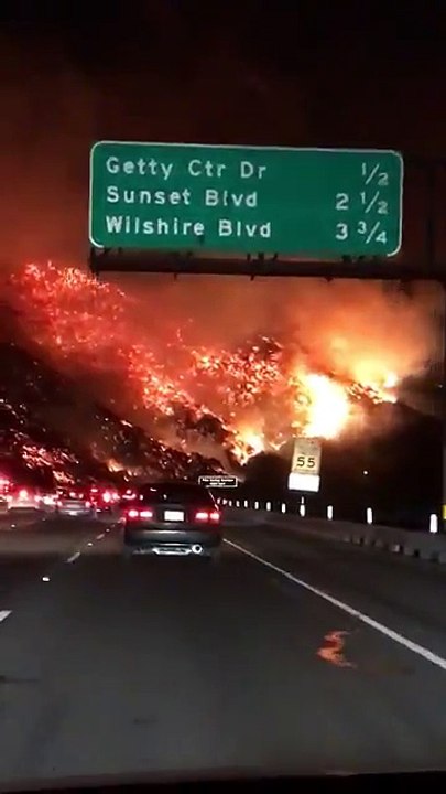 L'incendie impressionant près des autoroutes en Californie
