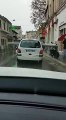 Un conducteur transporte un rouleau de moquette en travers (Marseille)