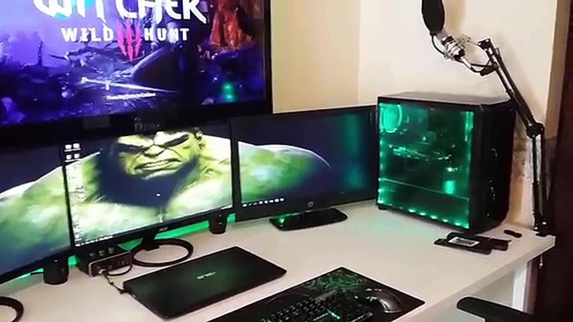 ⁣Running my triple monitor Gaming Setup off of solar power