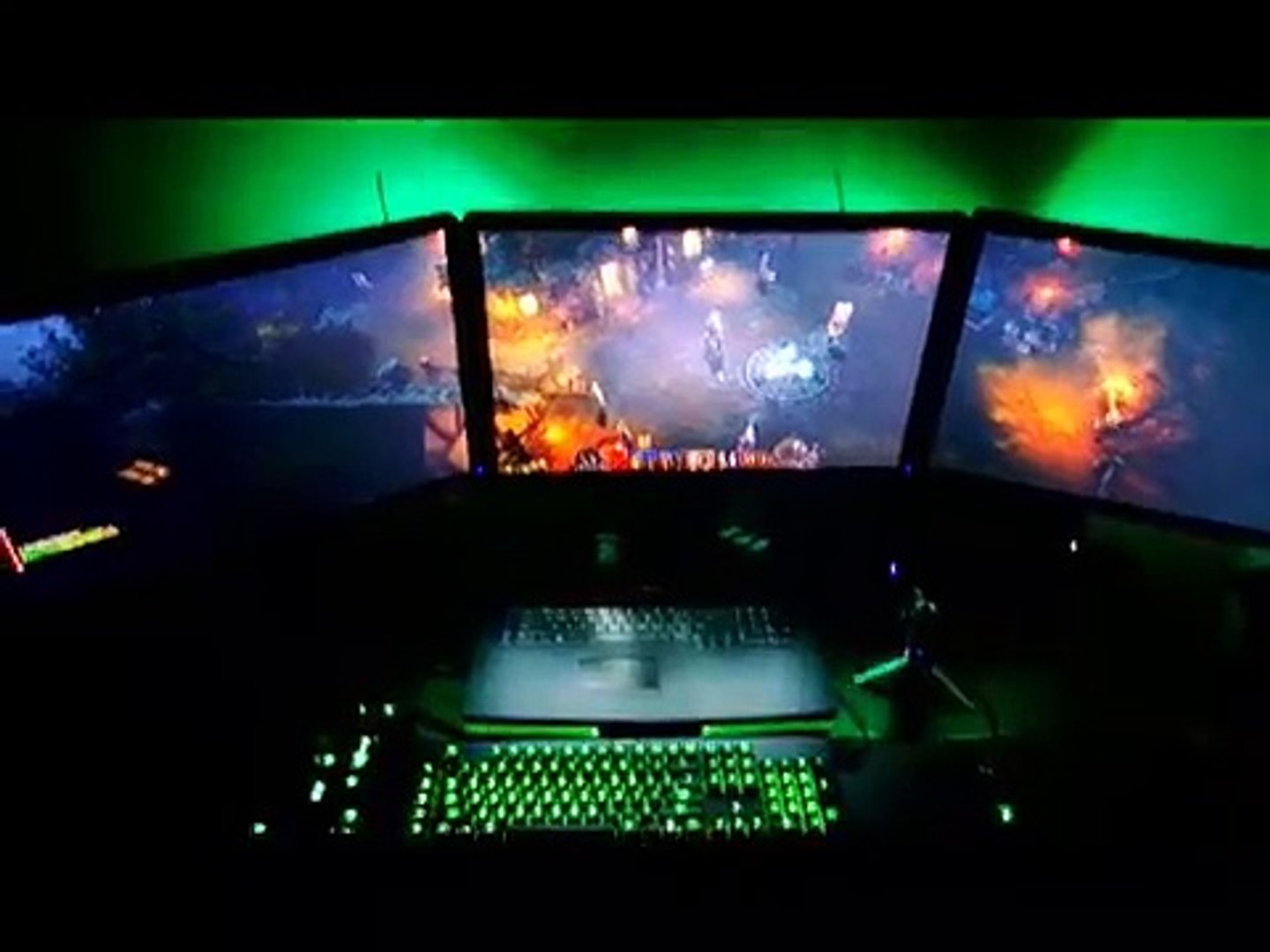 ⁣Gaming setup with TH2G and Alienware 18 - triple monitor gaming