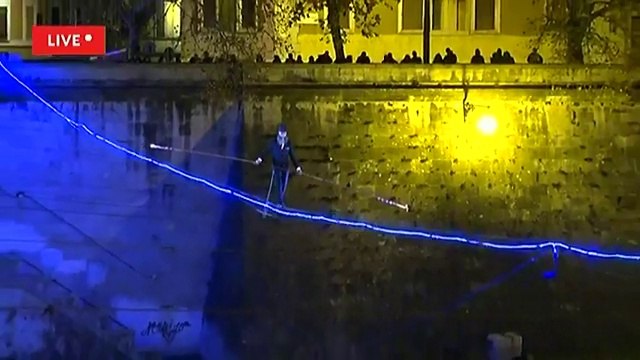 Traverser le fleuve à Rome.. en équilibre sur une corde suspendue de nuit !