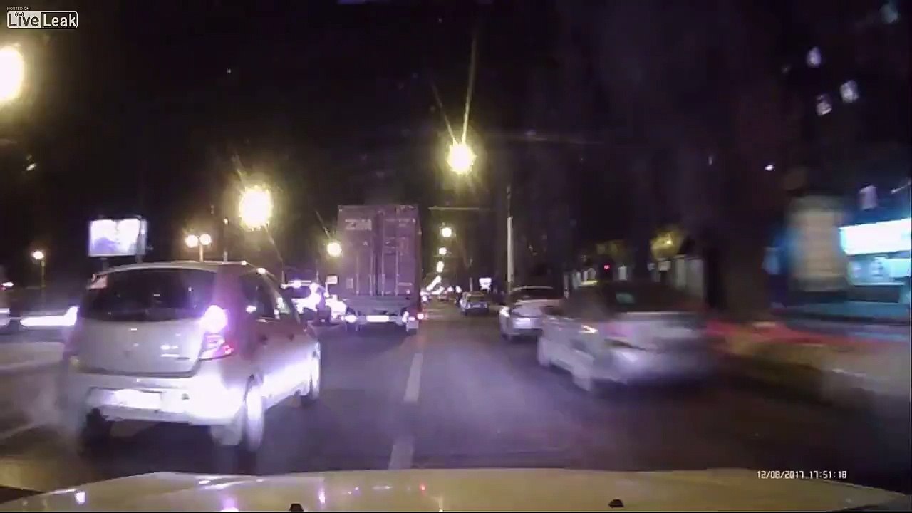 Ce camion s'empale dans une grue en pleine autoroute !