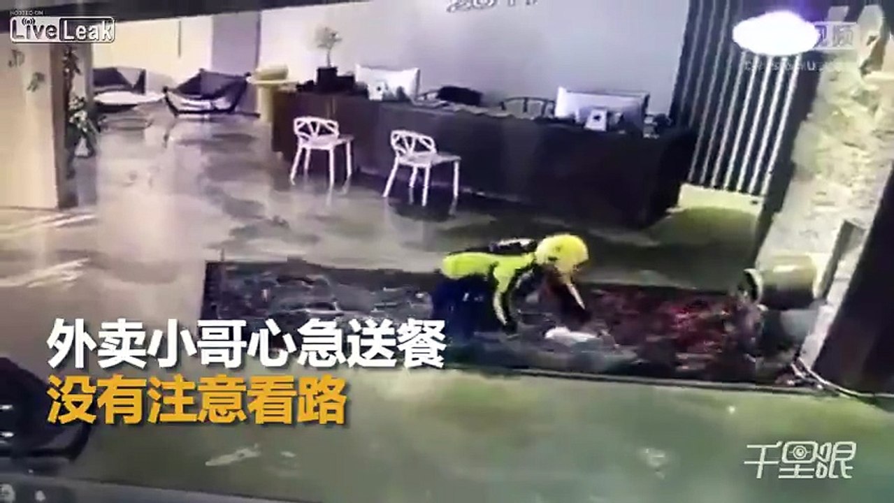 Ce livreur de Sushis plonge dans le bassin des poissons !