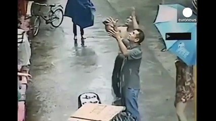 Cet homme sauve un enfant qui tombe du 2eme étage... Héro du jour