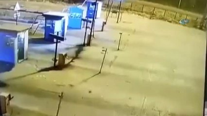 Hindistan'da Otomobil Metrelerce Öteye Fırlattı