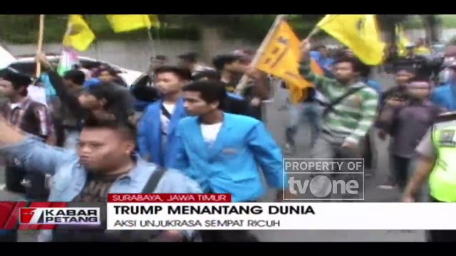 Menolak Kebijakan Trump, Aksi Unjuk Rasa di Surabaya Berlangsung Ricuh