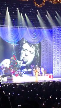 Mariah Carey rend hommage à Johnny Hallyday lors de son concert à Paris