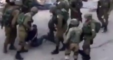 Vicdansız İsrail Askerleri, Gözaltına Aldıkları Filistinli Genci Tekme-Tokat Dövdü