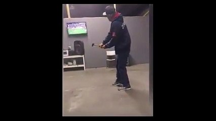Il lance un marteau dans la TV fou d'un penalty raté en plein match de foot !!