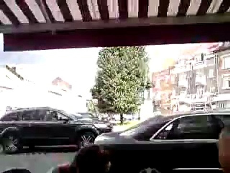 A Anderlecht, pendant 5 minutes un homme ivre lutte pour ne pas chuter