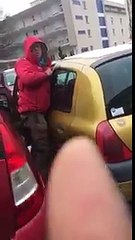 Un homme se fait surprendre en train de voler dans une voiture en France