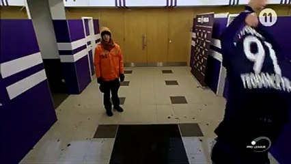 Expulsé du match, ce joueur se défoule sur une porte à coup de tête. (vidéo)