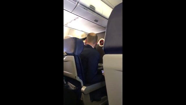 Une femme menace de tuer tout le monde dans l'avion