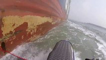 Un abruti fait du jet ski trop près d'un bateau cargo et risque de se faire découper par l'hélice