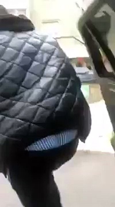 Vídeo: Jovem atira mendigo para contentor do lixo