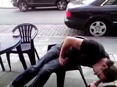 Ce gars ivre lutte pour ne pas tomber de sa chaise : 5min de suspens intense