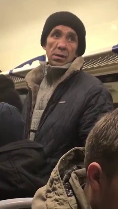 Ce passager du train va calmer un gars agressif... Bien fait!
