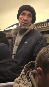 Ce passager du train va calmer un gars agressif... Bien fait!