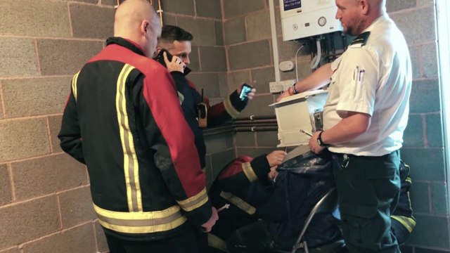 Ce débile se cimente la tête dans un micro-ondes et va le regretter très vite