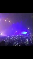 Jul débarque en scooter en plein concert