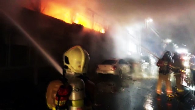 인천 가좌동 목재공장 화재...인근 교통 마비 / YTN