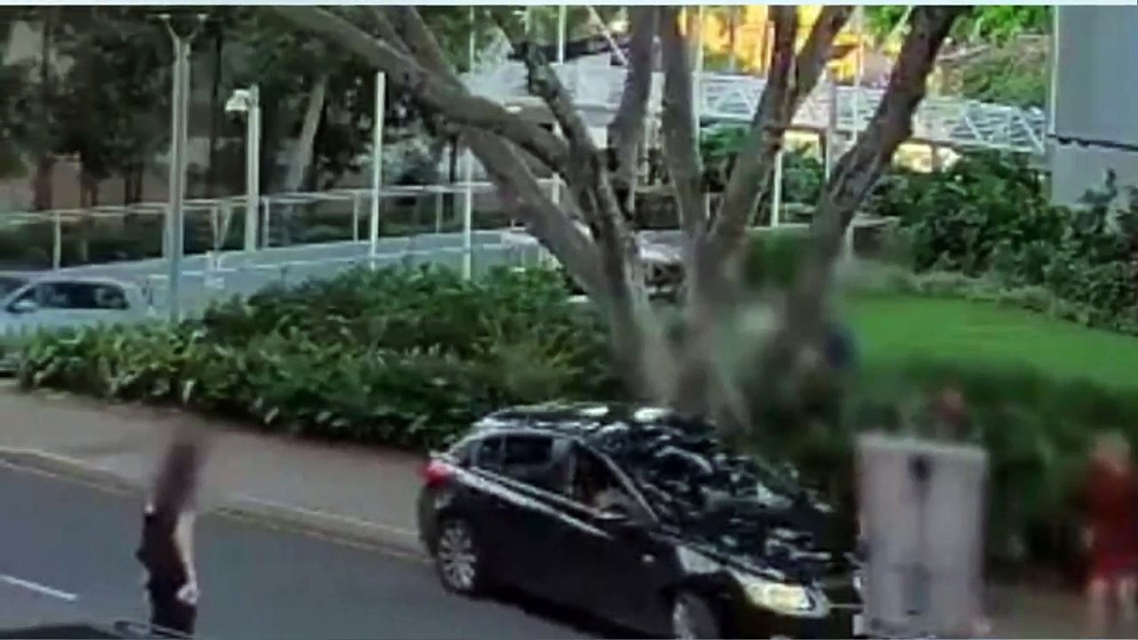 Video: Mulher atropela peões e foge