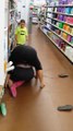 2 femmes et un enfant en viennent aux mains dans un Supermarché américain Walmart