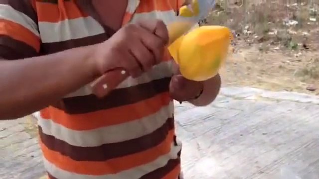 Sa technique pour couper une mangue est incroyable... Découpe en forme de fleur