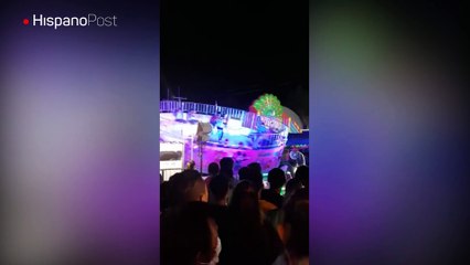 Vea al chico que es capaz de bailar hasta en una atracción mecánica