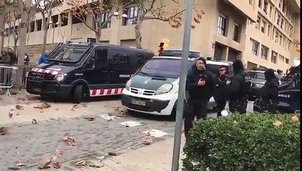 Salida del camión del Museo de Lérida con las obras de Sijena y custodiado por la Guardia Civil