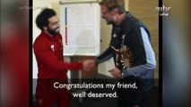 لحظة إستلام صلاح جائزة أفضل لاعب أفريقي المقدمة من الـ BBC من مدربه كلوب