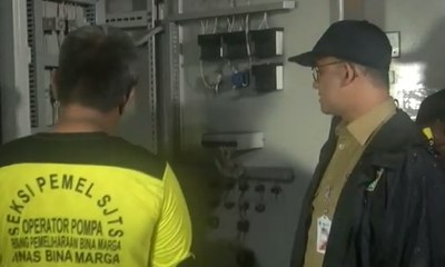 Anies Baswedan Tinjau Banjir yang Capai 1 Meter di Dukuh