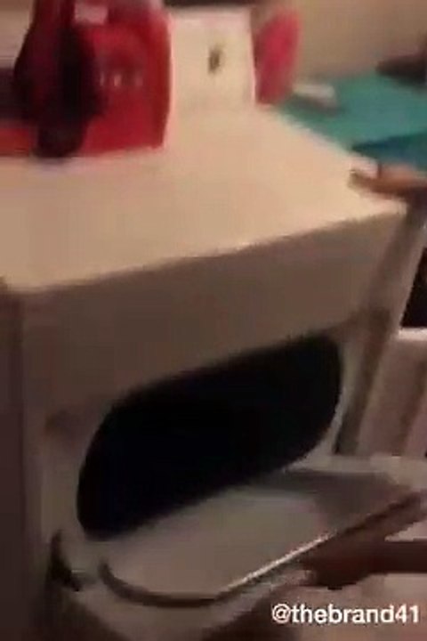 Surpris que sa copine rentre à la maison_ il cache sa maîtresse dans le sèche